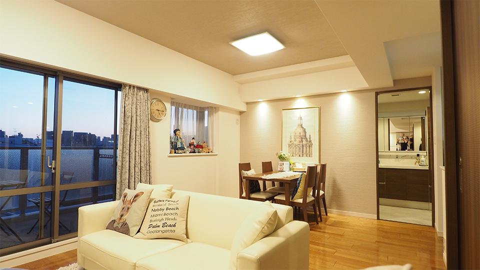 広々としたLDK。採光もよく、明るく開放的な雰囲気。家具は白と茶で統一され、お部屋全体がすっきりとしています。