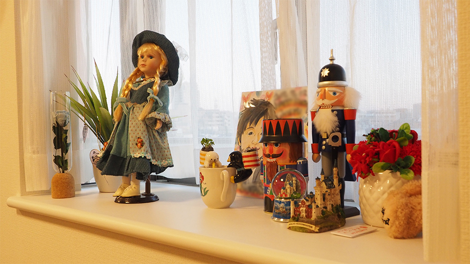 かわいらしいお人形などのおしゃれな小物が飾ってあり、温かみのある空間です。