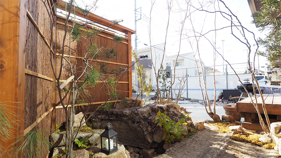 和室の前にある和風庭園。垣根はお庭のアクセントになっているだけでなく、目隠しの役割も果たしています。