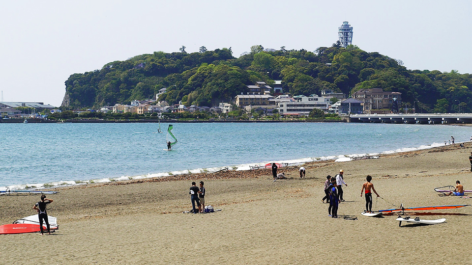 腰越海岸より江ノ島を臨む風景